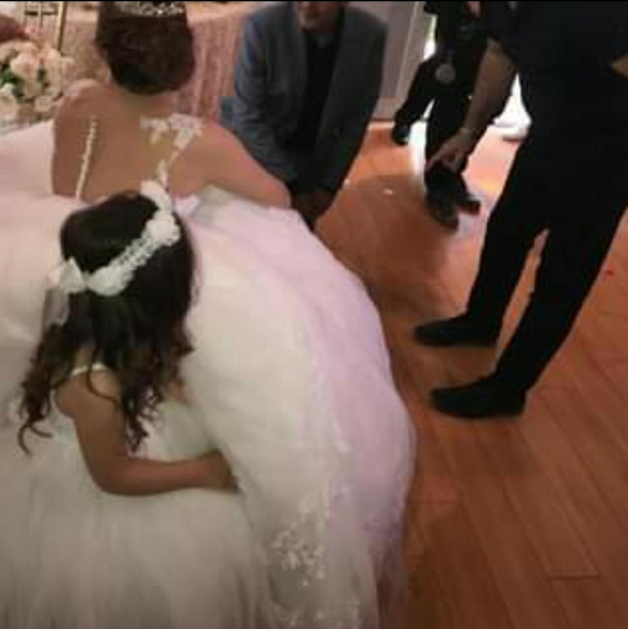 Wedding dress - Picture 7 of 8